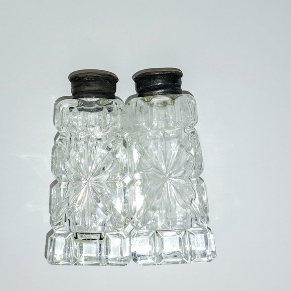 Vintage Salt and Pepper shakers in cut glass - Rare - Picture 1 of 3